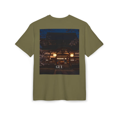 T-shirt met bloemen- en nachtlandschapafbeelding — Foto van paradijsvogelprint