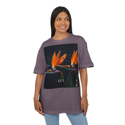 T-shirt met bloemen- en nachtlandschapafbeelding — Foto van paradijsvogelprint