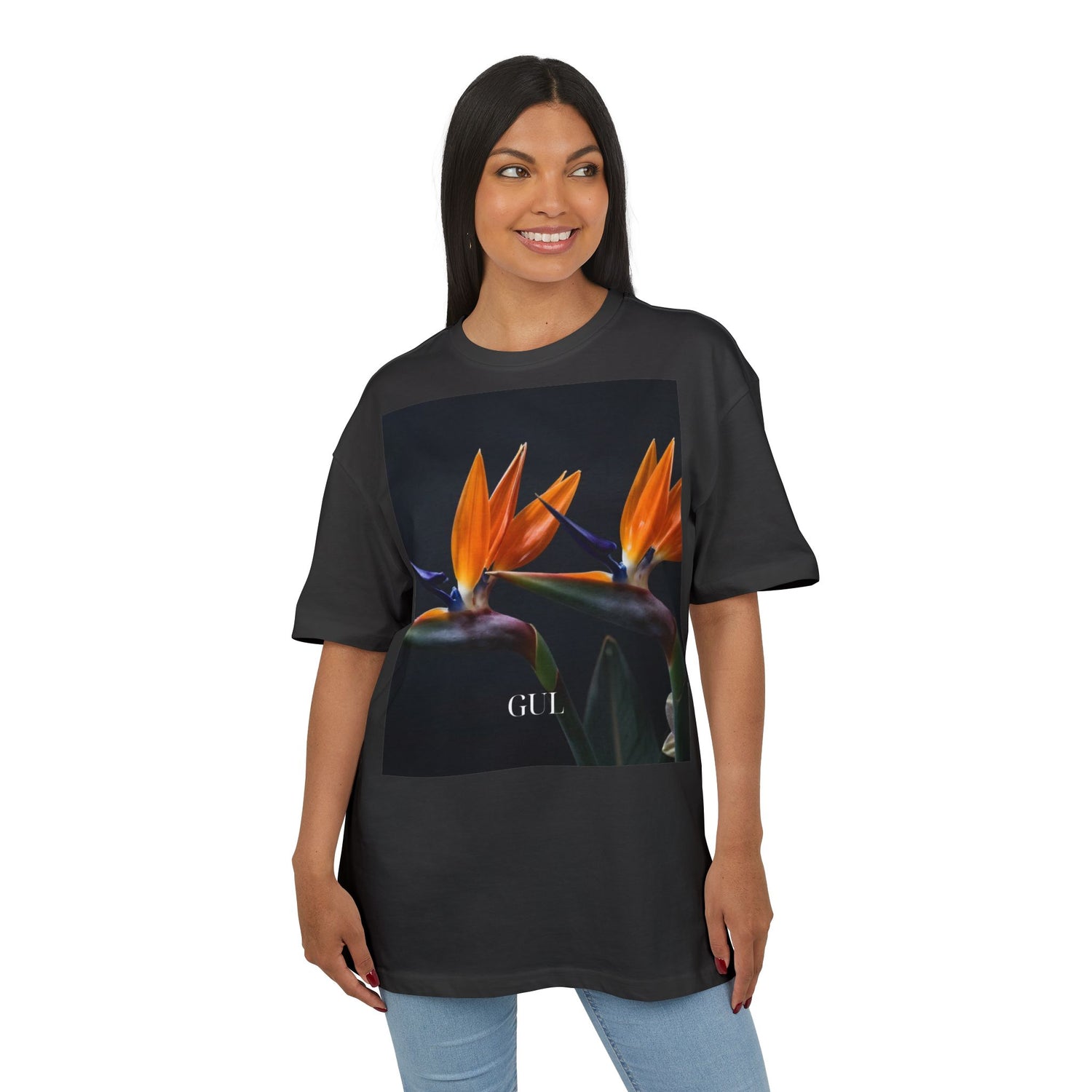 T-shirt met bloemen- en nachtlandschapafbeelding — Foto van paradijsvogelprint