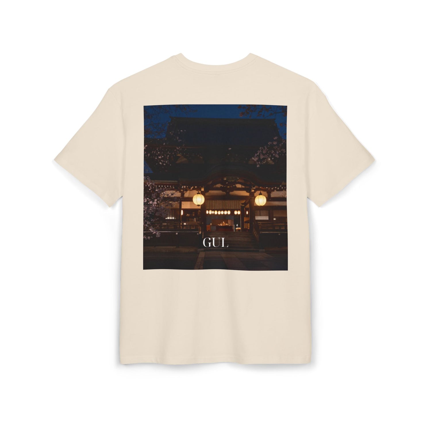 T-shirt met bloemen- en nachtlandschapafbeelding — Foto van paradijsvogelprint