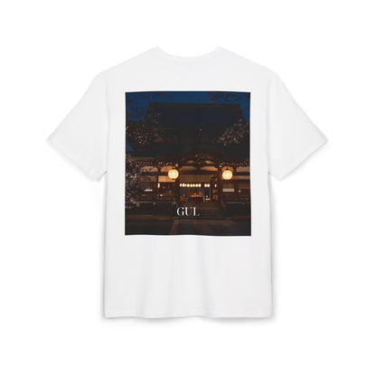 T-shirt met bloemen- en nachtlandschapafbeelding — Foto van paradijsvogelprint