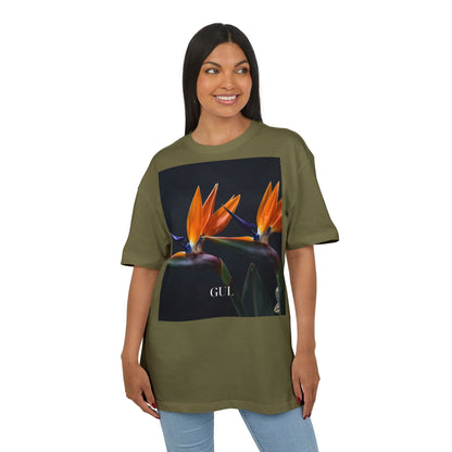 T-shirt met bloemen- en nachtlandschapafbeelding — Foto van paradijsvogelprint