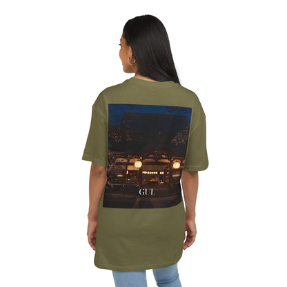 T-shirt met bloemen- en nachtlandschapafbeelding — Foto van paradijsvogelprint